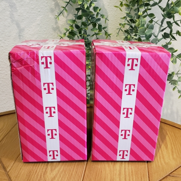 Set of 2 T-Mobile Holiday Collectible Etched 16oz Glasses (2023) NEW! - Picture 13 of 14